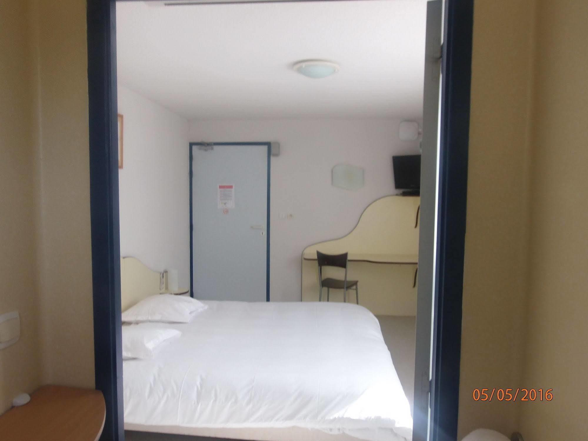 Le Saint Pierre Hotel Moncoutant ภายนอก รูปภาพ