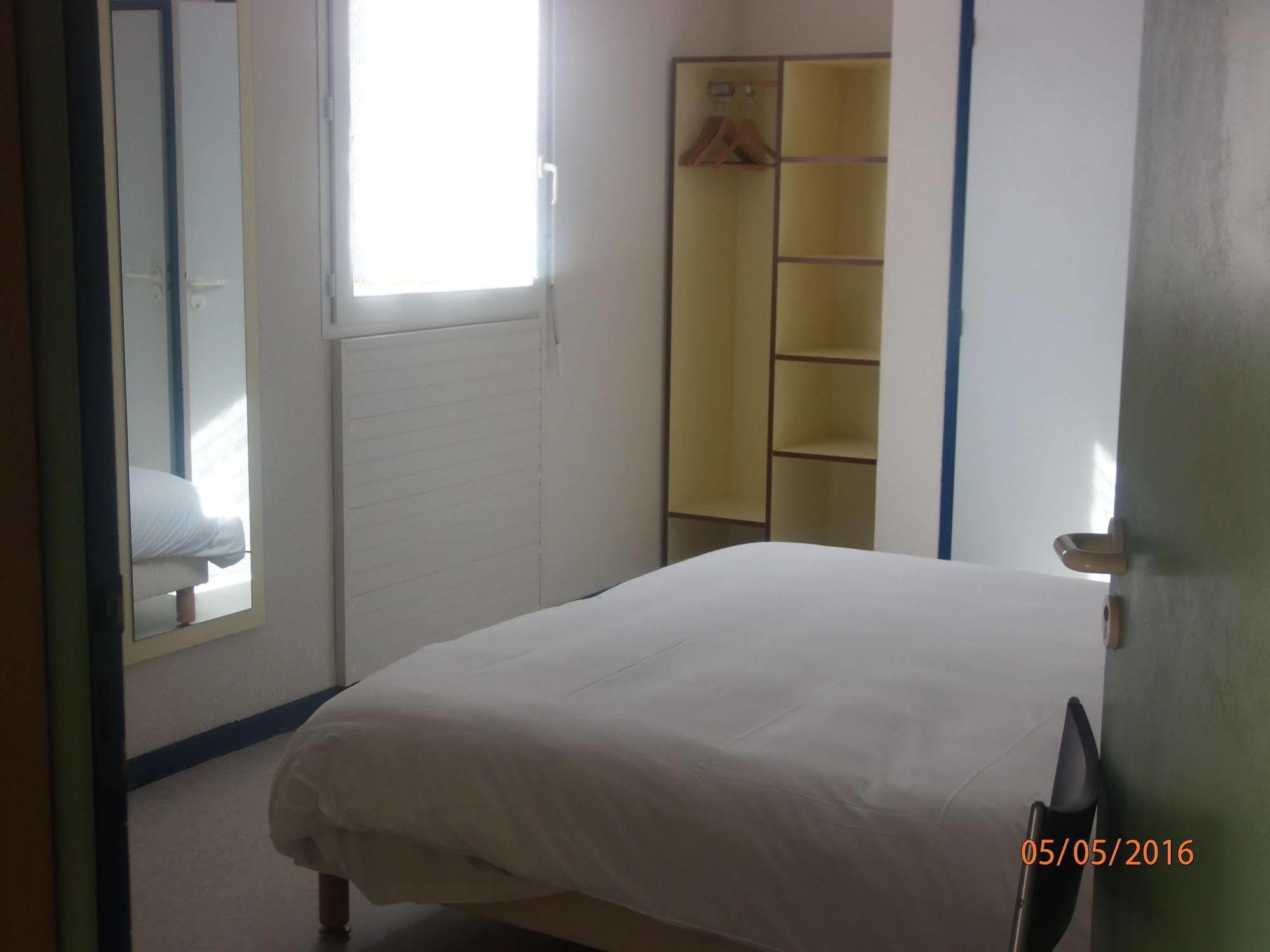 Le Saint Pierre Hotel Moncoutant ภายนอก รูปภาพ