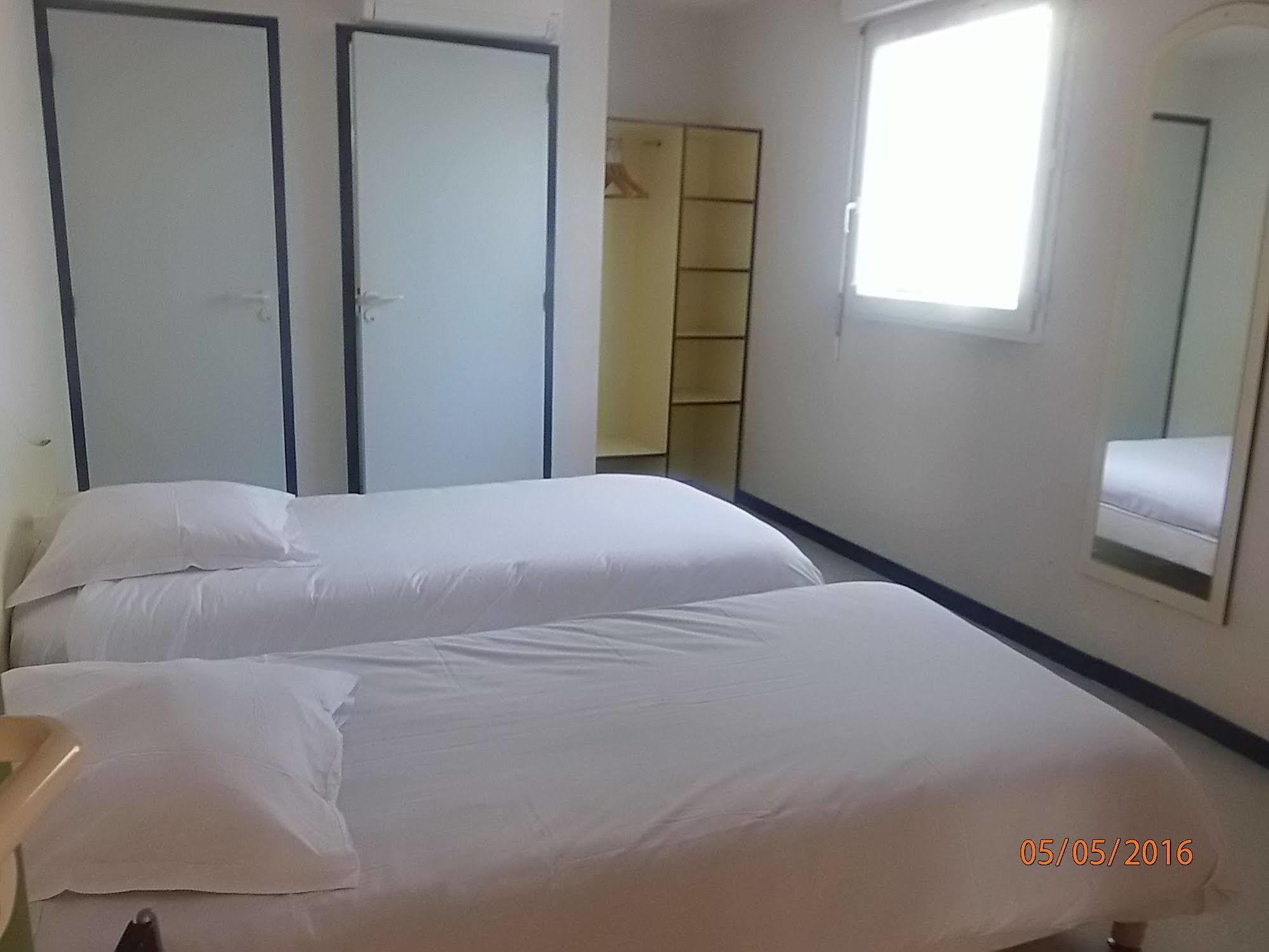 Le Saint Pierre Hotel Moncoutant ภายนอก รูปภาพ