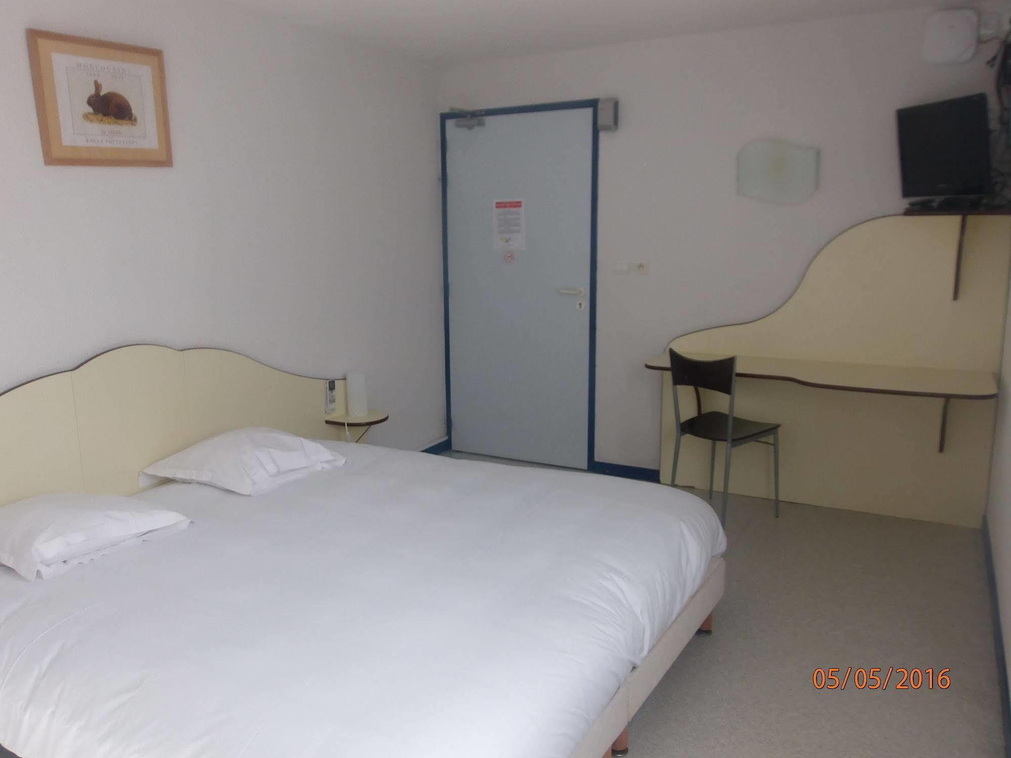 Le Saint Pierre Hotel Moncoutant ภายนอก รูปภาพ