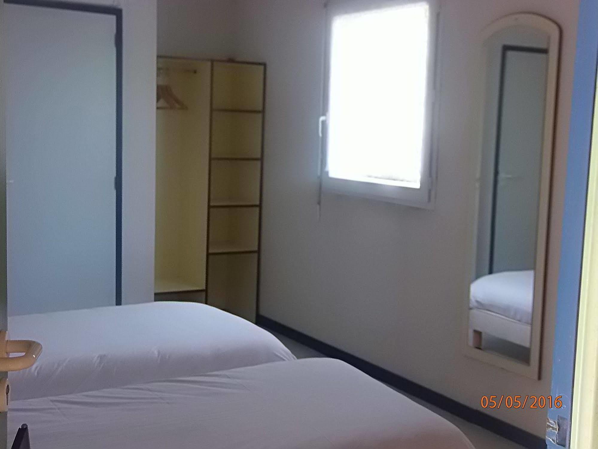 Le Saint Pierre Hotel Moncoutant ภายนอก รูปภาพ