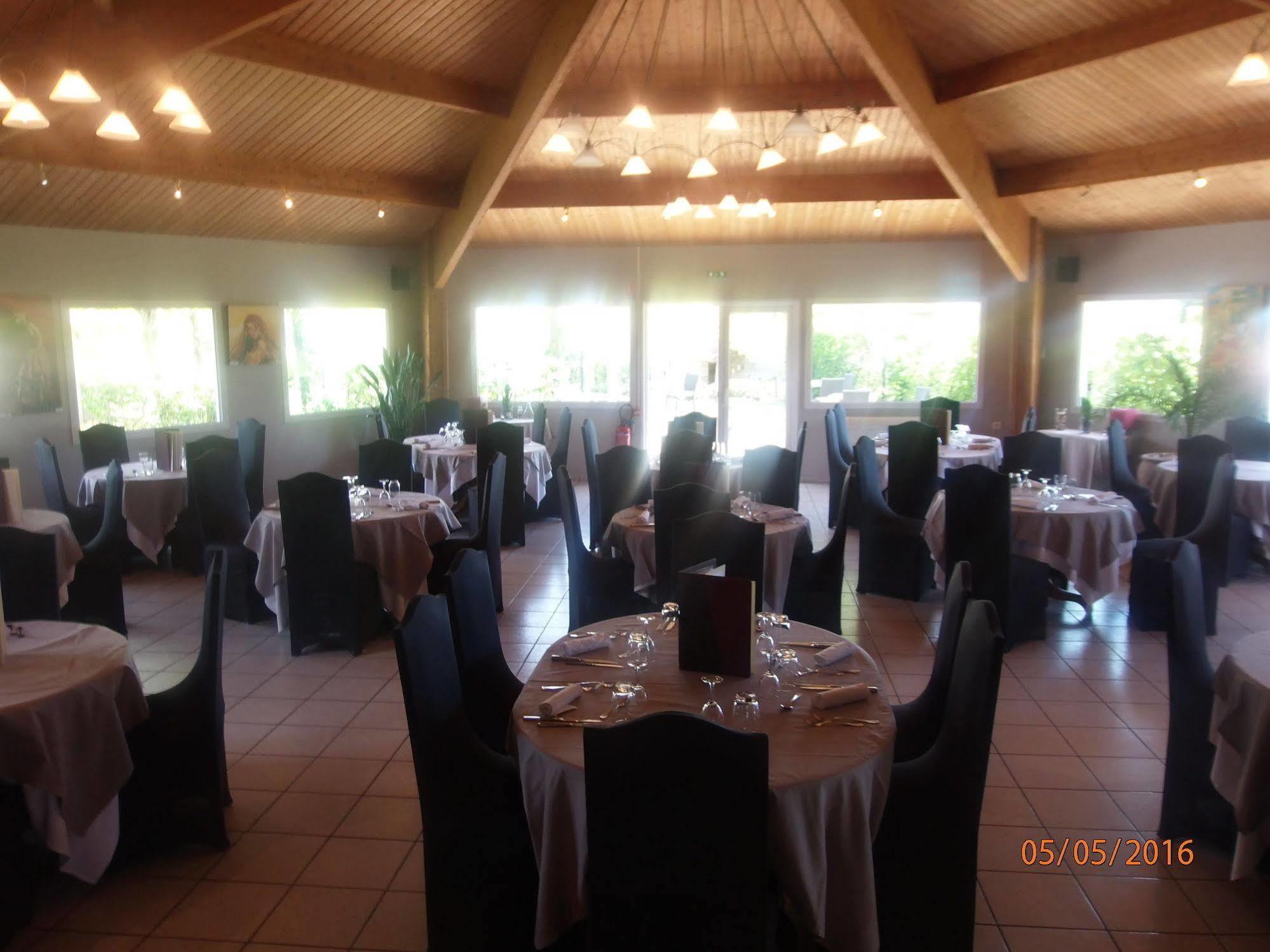 Le Saint Pierre Hotel Moncoutant ภายนอก รูปภาพ