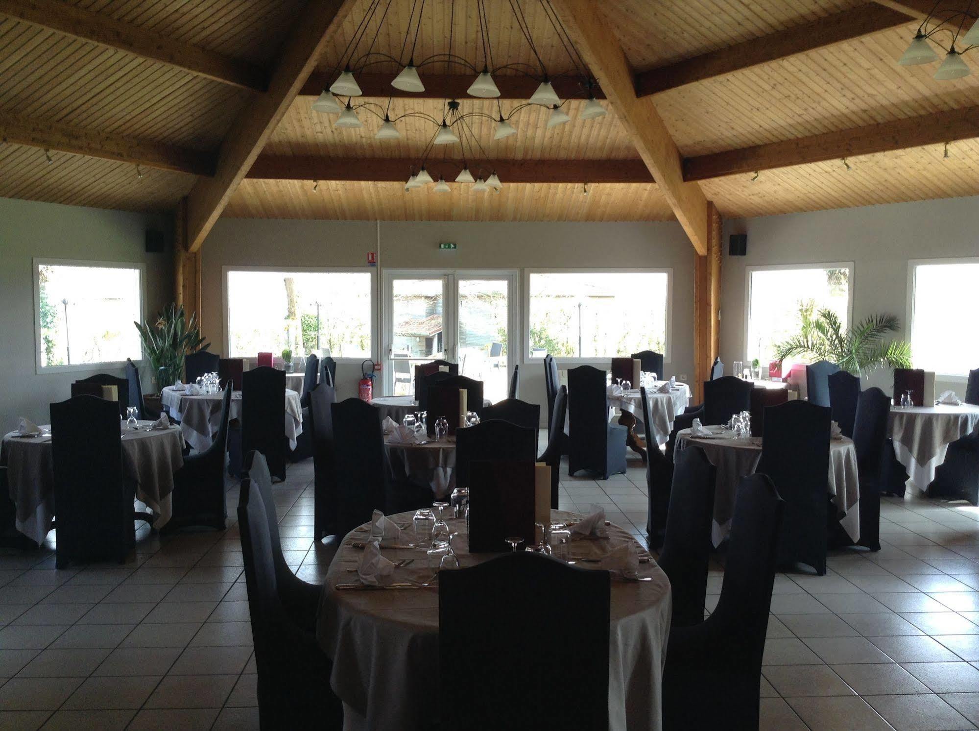 Le Saint Pierre Hotel Moncoutant ภายนอก รูปภาพ